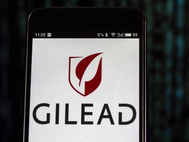 Kiev, Ukrayna 13 Eylül 2018: Gilead Sciences logo akıllı telefon görüntülenen gördüm. Gilead Sciences, Inc, Gilead Sciences veya Gilead (Ayrıca tarz Gilead) olarak bilinen bir Amerikan biyofarmasotik şirketidir