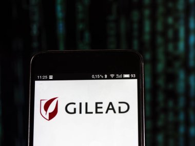 Kiev, Ukrayna 13 Eylül 2018: Gilead Sciences logo akıllı telefon görüntülenen gördüm. Gilead Sciences, Inc, Gilead Sciences veya Gilead (Ayrıca tarz Gilead) olarak bilinen bir Amerikan biyofarmasotik şirketidir
