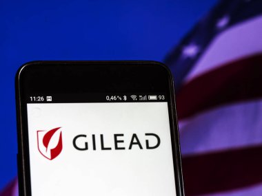 Kiev, Ukrayna 13 Eylül 2018: Gilead Sciences logo akıllı telefon görüntülenen gördüm. Gilead Sciences, Inc, Gilead Sciences veya Gilead (Ayrıca tarz Gilead) olarak bilinen bir Amerikan biyofarmasotik şirketidir
