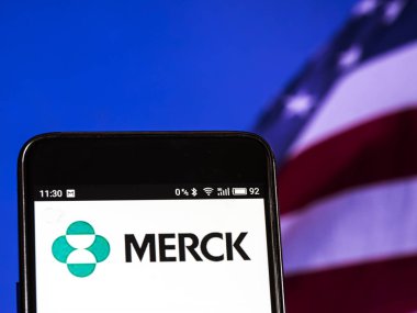 Kiev, Ukrayna 13 Eylül 2018: Merck ve Co logo akıllı telefon görüntülenen gördüm. Merck ve şirket, Ltd., d.b.a. Merck Sharp ve Dohme (Msd) bir Amerikan ilaç şirketidir