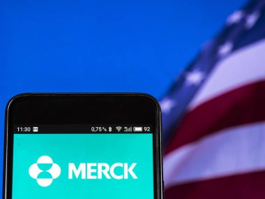 Kiev, Ukrayna 13 Eylül 2018: Merck ve Co logo akıllı telefon görüntülenen gördüm. Merck ve şirket, Ltd., d.b.a. Merck Sharp ve Dohme (Msd) bir Amerikan ilaç şirketidir