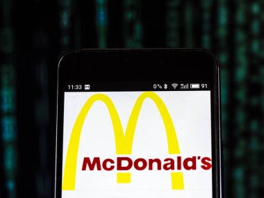 Kiev, Ukrayna 13 Eylül 2018: Mcdonald's logo akıllı telefon görüntülenen gördüm