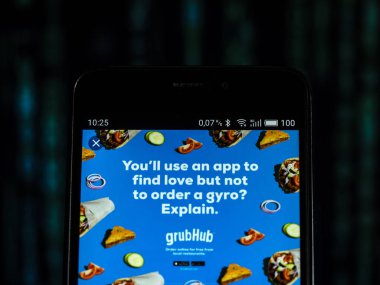 Kiev, Ukrayna 13 Eylül 2018: Grubhub reklam akıllı telefon görüntülenen gördüm. Grubhub Inc. ile yerel restoranlar diners bağlayan bir online ve mobil yemek siparişi şirketidir.