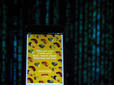 Kiev, Ukrayna 13 Eylül 2018: Grubhub reklam akıllı telefon görüntülenen gördüm. Grubhub Inc. ile yerel restoranlar diners bağlayan bir online ve mobil yemek siparişi şirketidir.