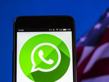 Kiev, Ukrayna 13 Eylül 2018: Whatsapp logo akıllı telefon görüntülenen gördüm. WhatsApp Messenger bir freeware ve platformlar arası ileti gönderme ve ses Facebook tarafından ait IP hizmeti sona erdi. 