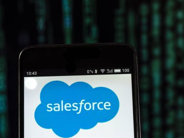Kiev, Ukrayna 13 Eylül 2018: Salesforce bulut şirket logosu akıllı telefon görüntülenen gördüm.
