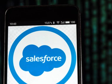 Kiev, Ukrayna 13 Eylül 2018: Salesforce bulut şirket logosu akıllı telefon görüntülenen gördüm.