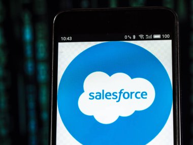 Kiev, Ukrayna 13 Eylül 2018: Salesforce bulut şirket logosu akıllı telefon görüntülenen gördüm.