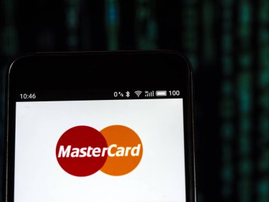 Kiev, Ukrayna 13 Eylül 2018: Mastercard mali hizmetler şirket logosu akıllı telefon görüntülenen gördüm. MasterCard Incorporated bir Amerikan çokuluslu finansal hizmetler şirketidir