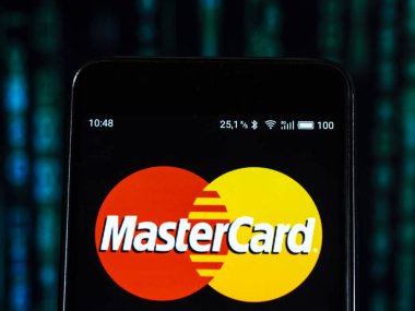 Kiev, Ukrayna 13 Eylül 2018: Mastercard mali hizmetler şirket logosu akıllı telefon görüntülenen gördüm. MasterCard Incorporated bir Amerikan çokuluslu finansal hizmetler şirketidir