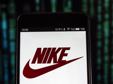 Kiev, Ukrayna 13 Eylül 2018: Nike Ayakkabı Şirket logosu üretim akıllı telefon görüntülenen gördüm. Nike, Inc bir Amerikan çokuluslu kuruluştur