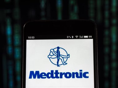 Kiev, Ukrayna 13 Eylül 2018: Medtronic tıbbi ekipman şirket logosu akıllı telefon görüntülenen gördüm.