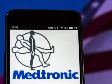 Kiev, Ukrayna 13 Eylül 2018: Medtronic tıbbi ekipman şirket logosu akıllı telefon görüntülenen gördüm.
