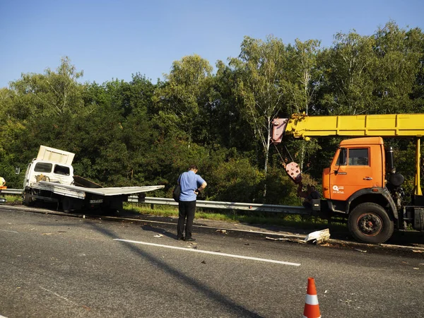 Kiev Oekraïne Sept 2018 Verkeersongeluk Van Vrachtwagen Kraan Vrachtwagen Snelweg — Stockfoto