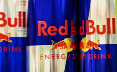 Kiev, Ukrayna 26 Eylül 2018: Red Bull enerji içeceği alüminyum olabilir. Dünyanın en popüler enerji içeceği Red Bull olduğunu.