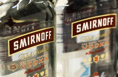 Kiev, Ukrayna 26 Eylül 2018: Şişe Smirnoff votka. Smirnoff votka dünyanın en popüler votka markalarından biridir.
