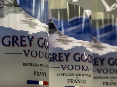 Kiev, Ukrayna 26 Eylül 2018: Grey Goose marka votka mağaza raf. Fransa'da üretilen ve 2004 yılında Bacardi için sattı.