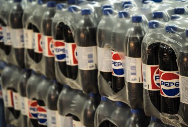 Kiev, Ukrayna 26 Eylül 2018: Pepsi yakından süpermarket rafta şişe içer. Pepsi üretilen ve Pepsico tarafından üretilen bir gazlı meşrubat olduğunu.