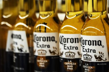 Kiev, Ukrayna 26 Eylül 2018: Corona bira şişesi mağaza rafındaki detayını dizilmiş. Corona ilave Lager bira Grupo Modelo Meksika şirketin amiral gemisi ürünü olduğunu