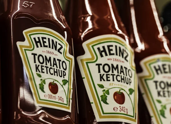 Kijów Ukraina Września 2018 Heinz Ketchup Pomidorowy Półce Sklepowej Selektywny — Zdjęcie stockowe