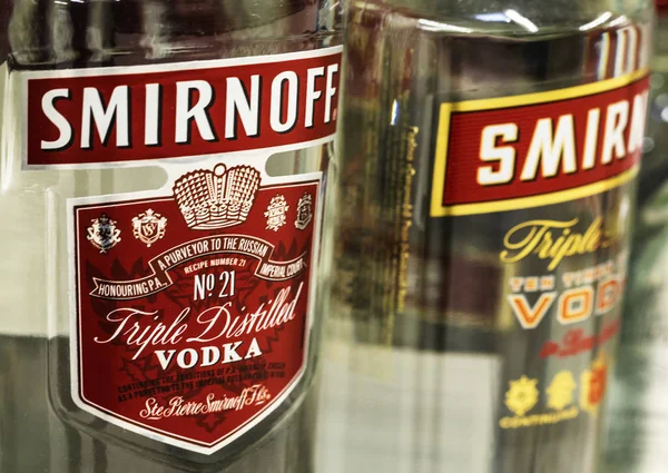 Kijów Ukraina Września 2018 Butelki Smirnoff Vodka Wódka Smirnoff Jest — Zdjęcie stockowe