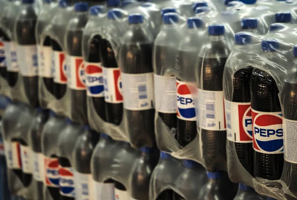 Kiev, Ukrayna 26 Eylül 2018: Pepsi yakından süpermarket rafta şişe içer. Pepsi üretilen ve Pepsico tarafından üretilen bir gazlı meşrubat olduğunu.