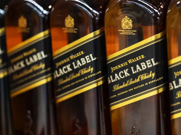 Kiev, Ukrayna 26 Eylül 2018: Black Label viski mağaza raf. Black Label (Scotch viski), Johnnie Walker tarafından 1867 yılında kurulan.