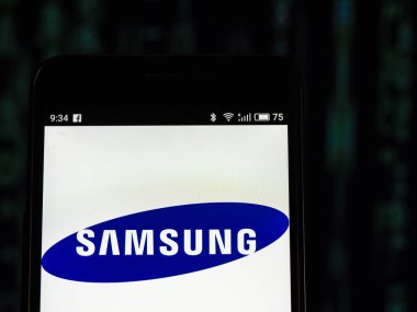 Kiev, Ukrayna - 27 ayarla, 2018: Samsung logo akıllı telefon görüntülenen gördüm. Samsung Samsung şehirde, Seul merkezi bir Güney Koreli çok uluslu ismidir.