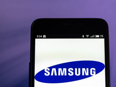 Kiev, Ukrayna - 27 ayarla, 2018: Samsung logo akıllı telefon görüntülenen gördüm. Samsung Samsung şehirde, Seul merkezi bir Güney Koreli çok uluslu ismidir.
