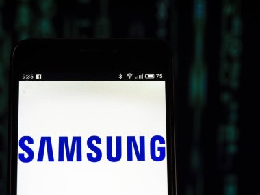 Kiev, Ukrayna - 27 ayarla, 2018: Samsung logo akıllı telefon görüntülenen gördüm. Samsung Samsung şehirde, Seul merkezi bir Güney Koreli çok uluslu ismidir.