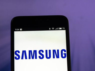 Kiev, Ukrayna - 27 ayarla, 2018: Samsung logo akıllı telefon görüntülenen gördüm. Samsung Samsung şehirde, Seul merkezi bir Güney Koreli çok uluslu ismidir.