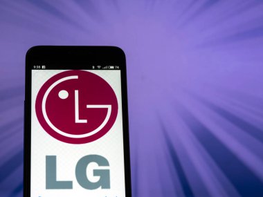 Kiev, Ukrayna - 27 ayarla, 2018: Lg şirket logosu akıllı telefon görüntülenen gördüm. Güney Koreli bir konglomera uluslu LG kuruluştur