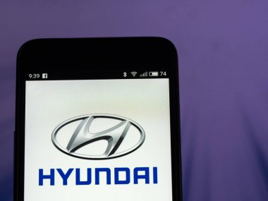 Kiev, Ukrayna - 27 ayarla, 2018: Hyundai Motor Company logo akıllı telefon görüntülenen gördüm. Seul, Güney Kore'de Merkezi Güney Kore çok uluslu otomotiv üreticisi Hyundai Motor Company olduğunu. 
