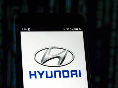 Kiev, Ukrayna - 27 ayarla, 2018: Hyundai Motor Company logo akıllı telefon görüntülenen gördüm. Seul, Güney Kore'de Merkezi Güney Kore çok uluslu otomotiv üreticisi Hyundai Motor Company olduğunu. 