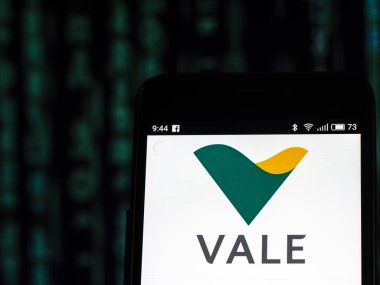 Kiev, Ukrayna - 27 ayarla, 2018: Vale S.A. logo akıllı telefon görüntülenen gördüm. Vale S.A. metaller ve madencilik ve Brezilya en büyük lojistik işleçlerden birini yapan bir Brezilya çokuluslu kuruluştur.