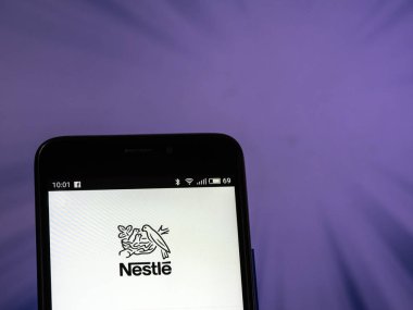 Kiev, Ukrayna - ayarla 27, 2018: logo gördüm Nestle akıllı telefon görüntülenen. Nestle S.A. bir İsviçre Uluslararası yiyecek ve içecek şirketidir
