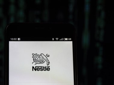 Kiev, Ukrayna - ayarla 27, 2018: logo gördüm Nestle akıllı telefon görüntülenen. Nestle S.A. bir İsviçre Uluslararası yiyecek ve içecek şirketidir