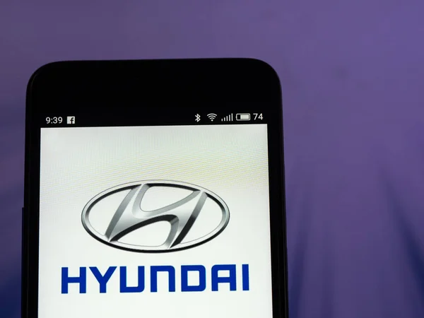 Kiev Ukraine Set 2018 Logotipo Hyundai Motor Company Exibido Smartphone — Fotografia de Stock