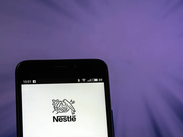 Київ Встановити 2018 Nestle Логотипу Видно Відображається Смарт Телефону Nestle — стокове фото