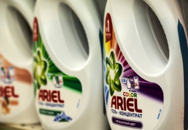 Kiev, Ukrayna - 2 Ekim 2018: Ariel Actilift renk ve stil sıvı deterjan Ukraynaca deposunda. Ariel pazarlama Çamaşırhane deterjanlar Procter ve Gamble tarafından yapılmış olan bir. 