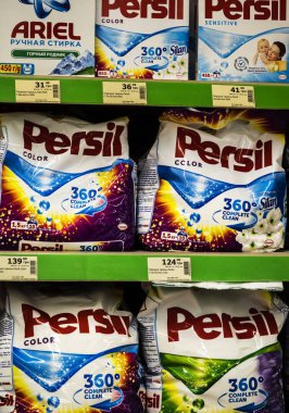 Kiev, Ukrayna - 2 Ekim 2018: Persil Çamaşırhane deterjan soğuk etkin torbalarda Ukraynaca saklayın. Persil imal ve Henkel tarafından pazarlanan çamaşır deterjanı bir markasıdır.