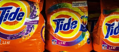 Kiev, Ukrayna - 2 Ekim 2018: Ukraynaca deposundaki gelgit poşet. Gelgit ait ve tarafından Amerikan çokuluslu Procter ve Gamble üretilen bir deterjan markası