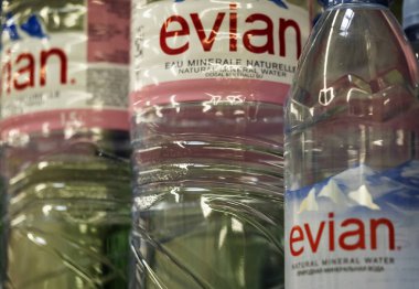 Kiev, Ukrayna - 2 Ekim 2018: Ukraynaca deposundaki Evian kaynak suyu. Evian, bir marka maden suyu Evian-les-Bains, üzerinde Güney shore Cenevre Gölü'nün yakınındaki birçok kaynaktan geliyor mu. 