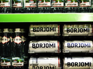 Kiev, Ukrayna - 2 Ekim 2018: tıp-Borjomi Ukraynaca deposundaki suyu köpüklü. Borjomi doğal gazlı mineral su springs Borjomi Gorge Merkezi Gürcistan'dan bir markasıdır..