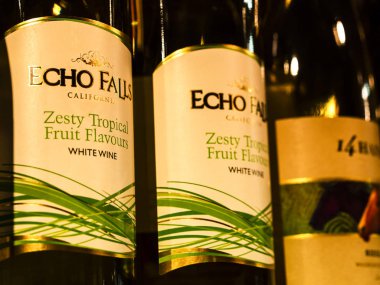 Kiev, Ukrayna - 2 Ekim 2018: Kaliforniya şarap Ukraynaca Falls'ta yankı saklayın. Lezzetli tropikal meyve tatlar