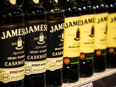 Kiev, Ukrayna - 2 Ekim 2018: Jameson viski şişesi mağaza. Jameson Dublin geleneksel İrlanda viski bir markasıdır.