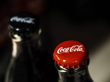 Kiev, Ukrayna - 2 Ekim 2018: Cork Coca-Cola cam şişe Store üzerinde.