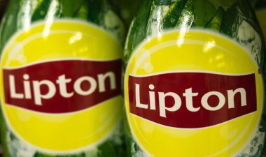 Pastörize Kiev, Ukrayna - 2 Ekim 2018: sigara gazlı alkolsüz içecek Lipton Icetea mağaza.