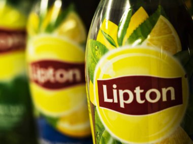 Pastörize Kiev, Ukrayna - 2 Ekim 2018: sigara gazlı alkolsüz içecek Lipton Icetea mağaza.
