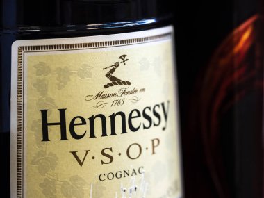 Kiev, Ukrayna - 2 Ekim 2018: mağaza Hennessy V.S.O.P ayrıcalık konyak. Jas Hennessy ve a.ş. Merkez Cognac, Fransa bir konyak evidir. Jas Hennessy ve Co yaklaşık 50 milyon şişe yılda dünya çapında satıyor